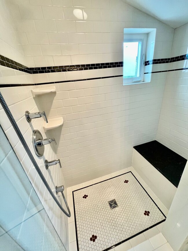 Building Photo - Well Maintained- 3 bed 2 bath Home - Piedm...