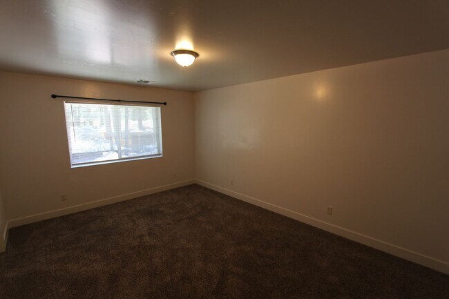 Building Photo - 3BR Home in Mountainaire | Open Layout + Fenced Yard