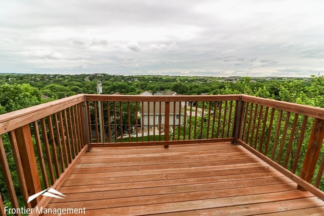 Building Photo - Stunning 2 bedroom duplex in West Manhattan! Large back deck provides beautiful view of Flint Hills!