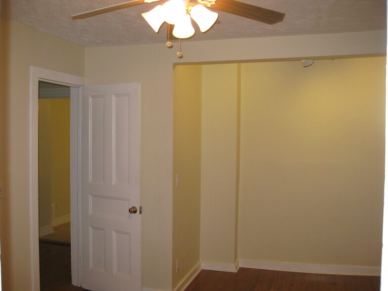 Building Photo - 54 Hartsen St