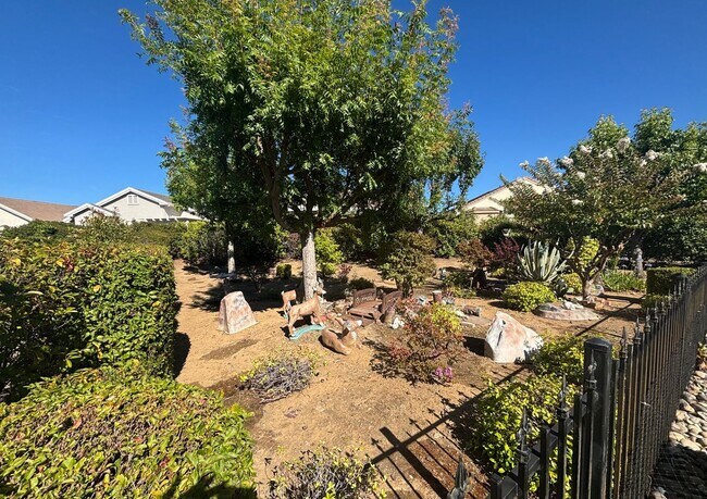 Building Photo - Gorgeous 3 Bed 2.5 Bath with SOLAR! 55+ Community