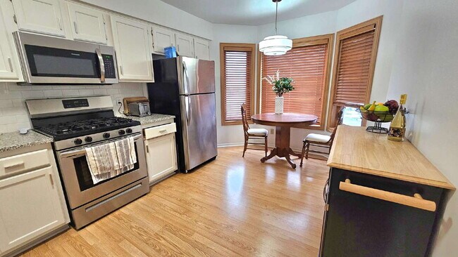Building Photo - 2-Bed Townhouse with open layour in Hopkins – 1290 Sq Ft of Comfort!"