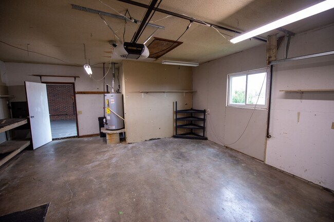 Building Photo - Lovely 3 Bed / 2 Bath in Private Setting--AVAILABLE NOW!!!