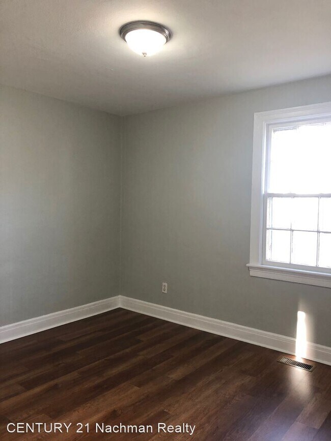 Building Photo - 3 br, 1 bath House - 20 W Southampton Avenue