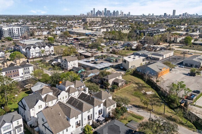 Building Photo - 1139 W 21st St