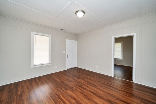 Building Photo - ? Adorable Bungalow Home in Highly Desirab...