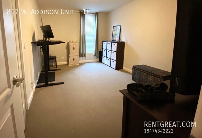 Building Photo - 817 W Addison St