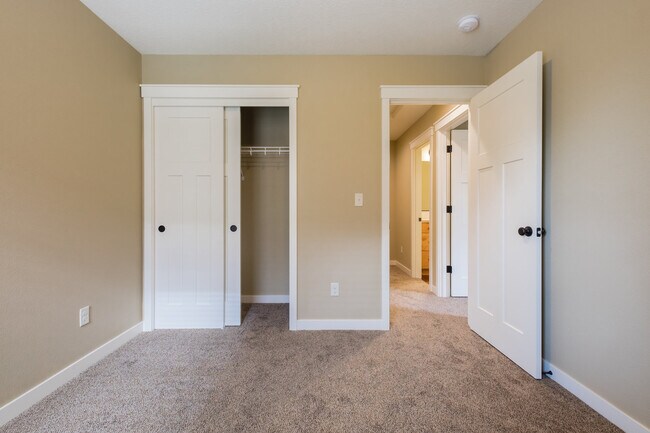 Building Photo - 4 Bedroom 2.5 Bath