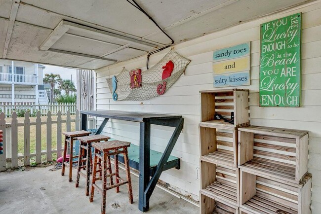 Building Photo - FURNISHED OFF-SEASON MONTHLY RENTAL-STARTI...