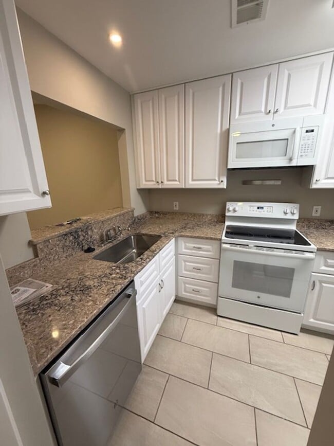 Building Photo - Woodlake Villa 213