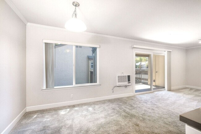 Building Photo - 1 Bedroom, 1 Bathroom Condo in the Villa La Jolla Community
