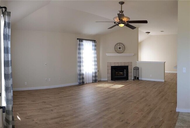 Building Photo - 114 Dana Dr