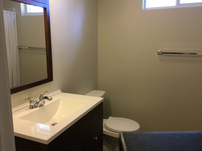 Building Photo - 565 E Chadwick Dr