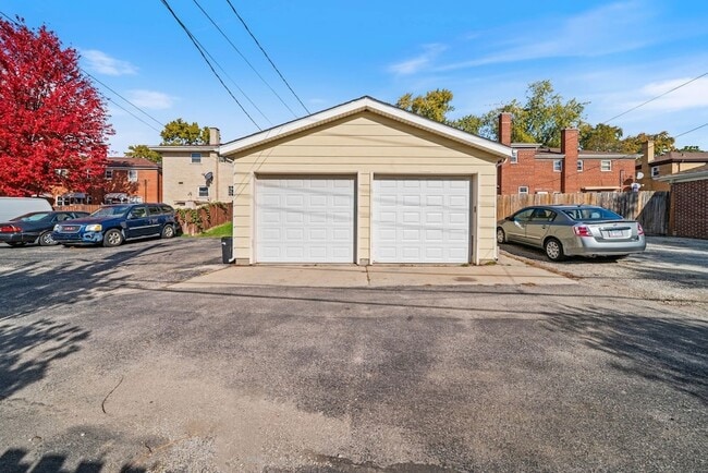 Building Photo - 27 E Thorndale Ave