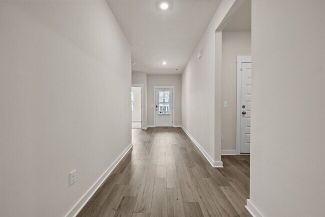 Building Photo - Spacious, Modern Ranch in Rossview!