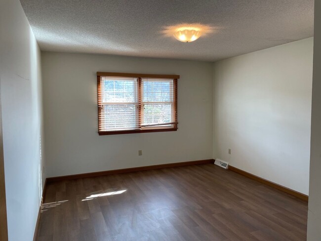 Building Photo - 3 BED, 2 BATH, WITH FULL BASEMENT WITH BAT...