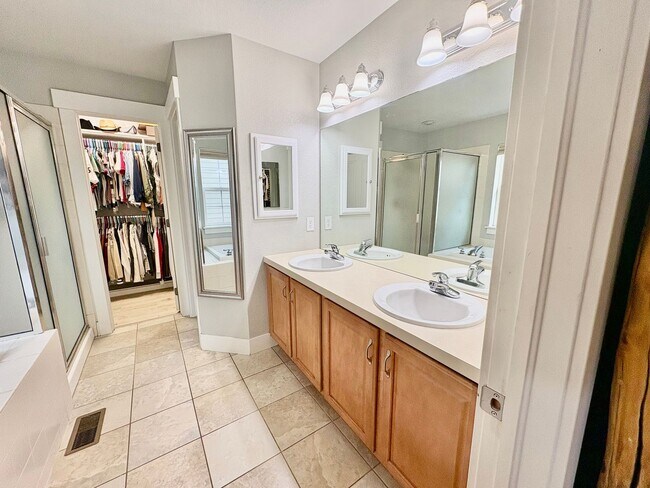 Building Photo - Stunning Home with ~4,000sqft of Living Space In a Great Location!