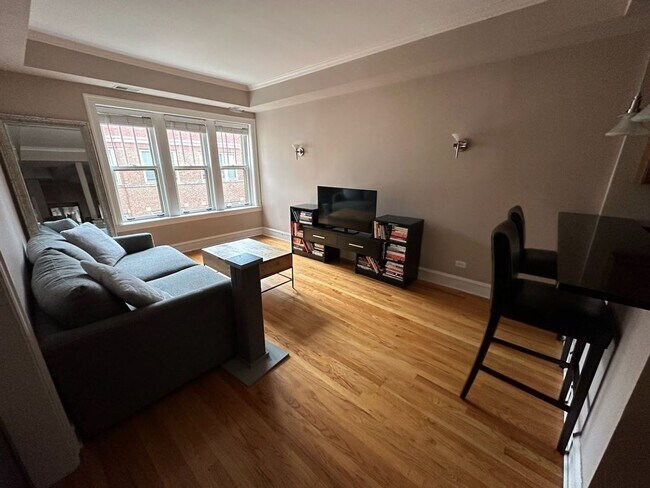 Building Photo - Oak Park Apartment!