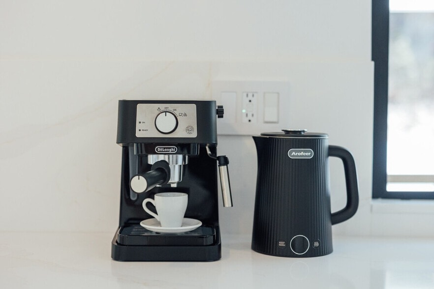 Building Photo - 4883 Hillside Dr