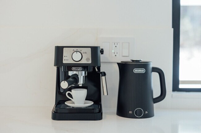 Building Photo - 4866 Hillside Dr