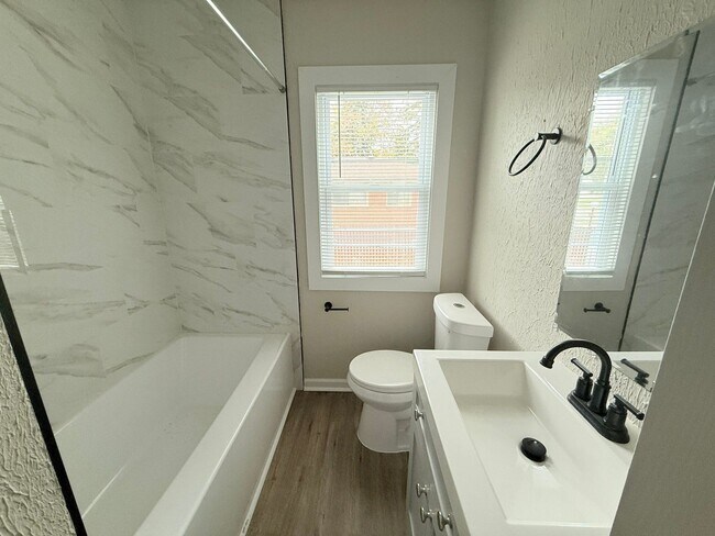 Building Photo - This beautifully updated 3-bedroom, 1-bath...