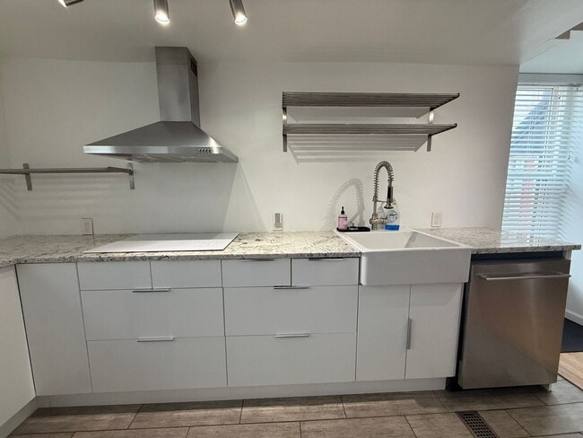 Building Photo - Modern 3-Bedroom Retreat in the Heart of C...