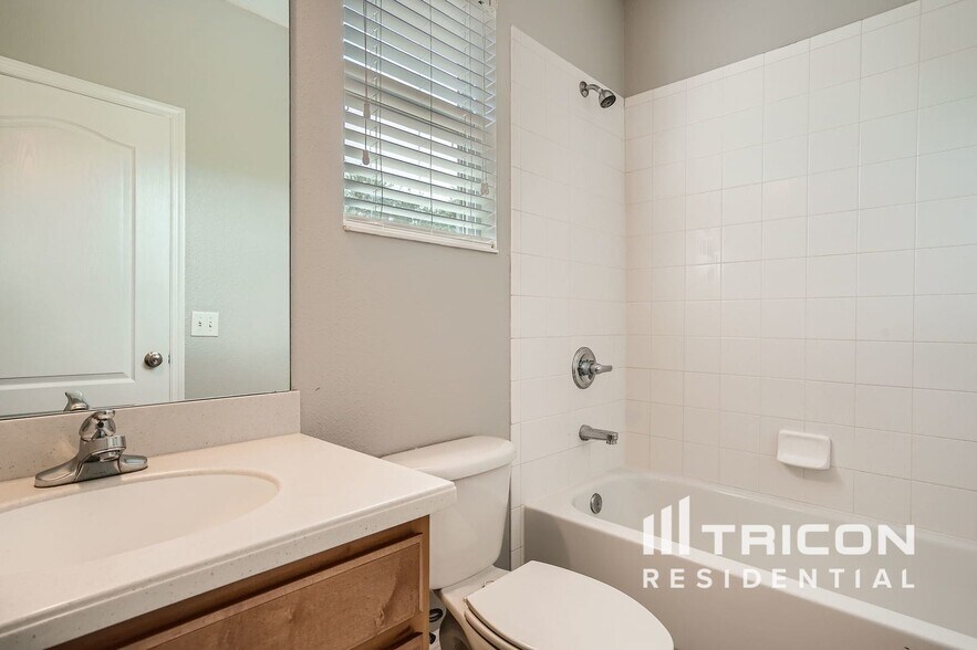 Building Photo - 7982 Camden Woods Dr