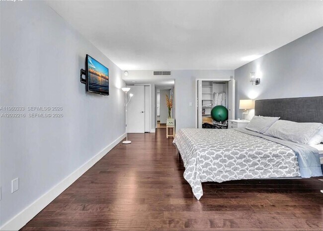 Building Photo - 6423 Collins Ave