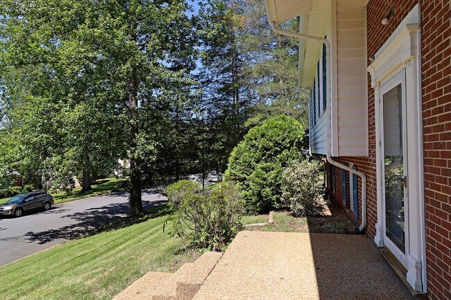 Building Photo - Move-in Ready, Pet-Friendly Northern Albemarle County Home