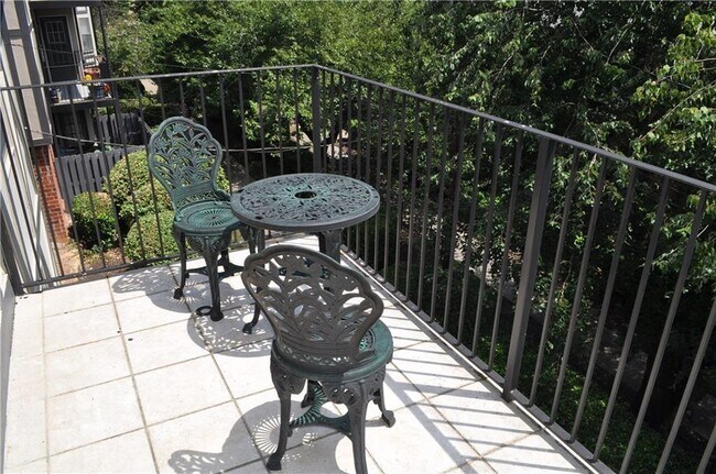 Building Photo - 6851 Roswell Rd