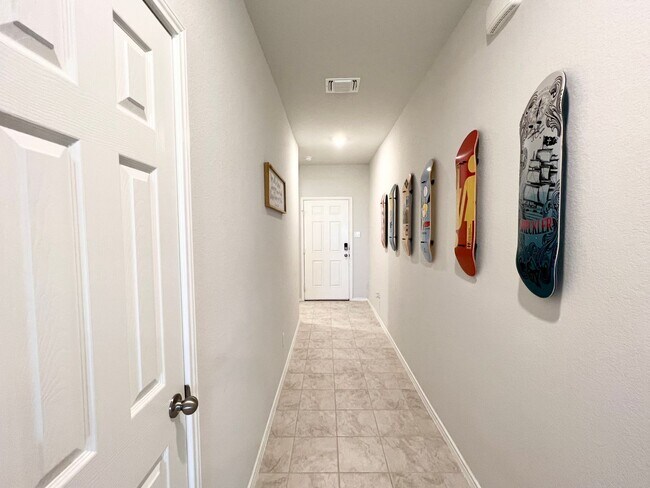 Building Photo - 4 bedroom, 2 bath 1 story home for lease