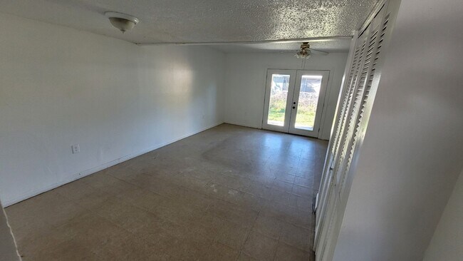 Building Photo - 3 Bedroom, 1.5 Bath - Two-Story Home/Duplex