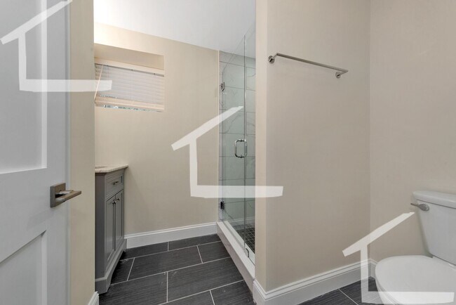 Building Photo - Huge 5 bed in Medford