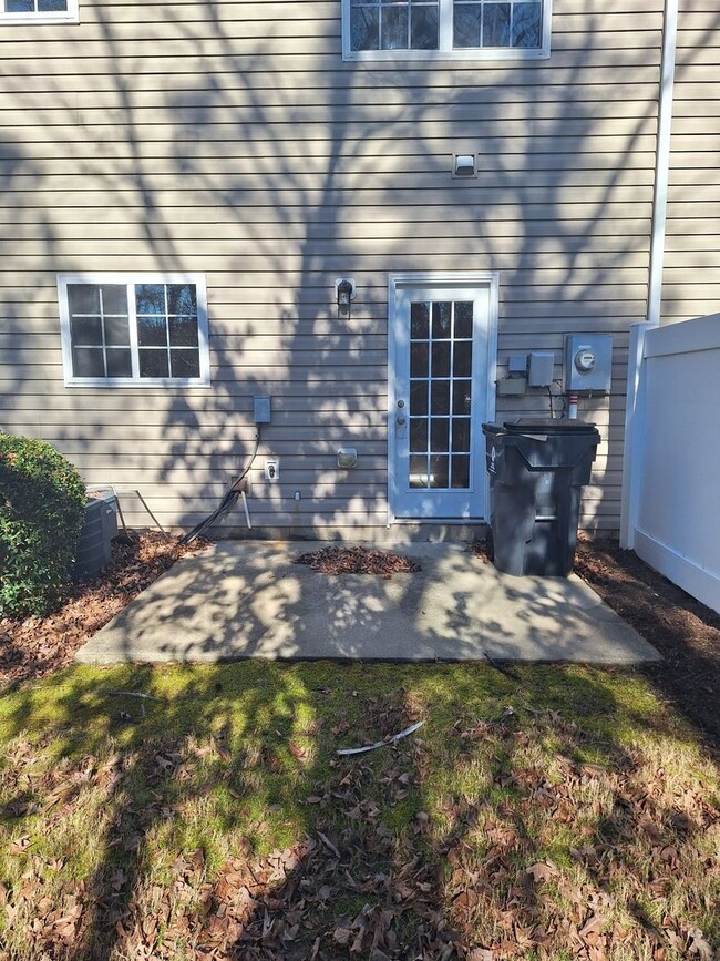 Building Photo - Townhome with New Flooring and Appliances ...