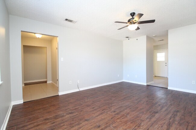 Building Photo - 3BR/2BA with Garage & Fenced Yard – Availa...