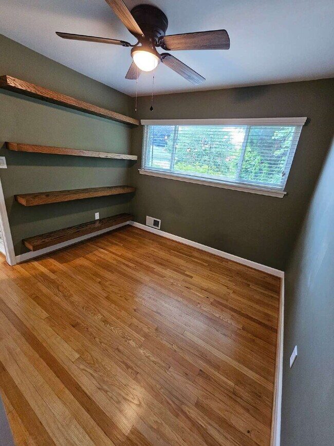 Building Photo - Beautiful 3-Bedroom Ranch in Desirable Northwest Warren, Nice Kitchen, Large Living Room, Finishe...