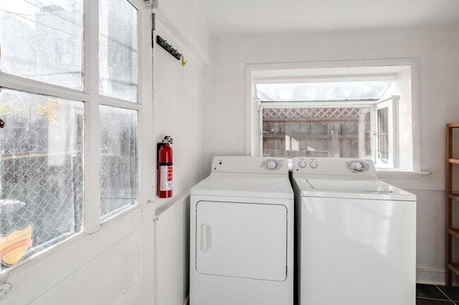 Building Photo - Three Bed Fairmount Townhome