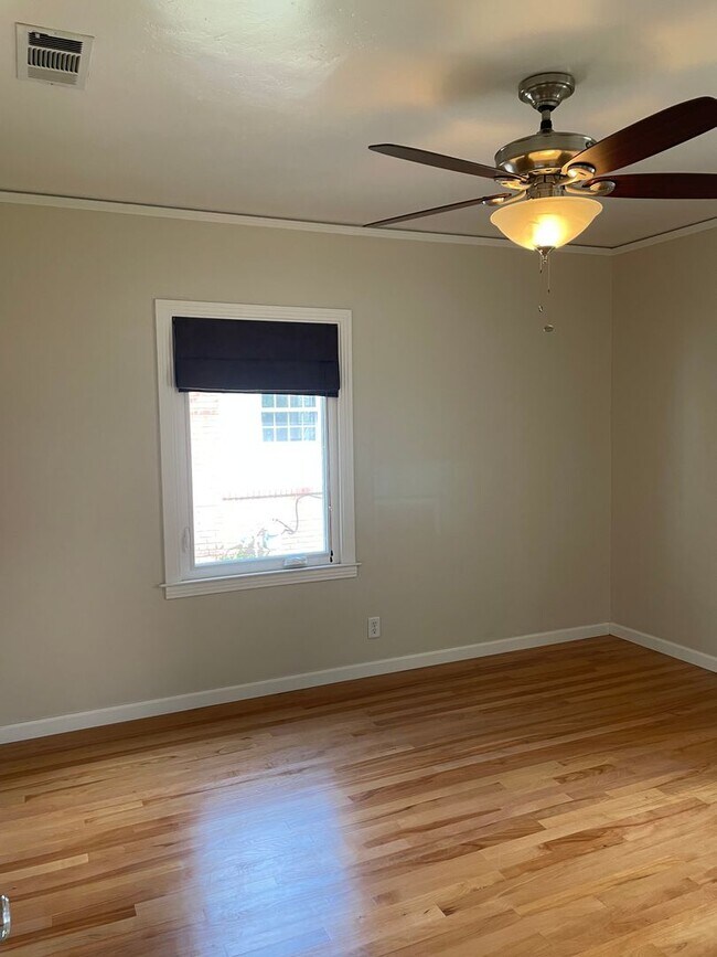 Building Photo - East Sacramento Single Family Home