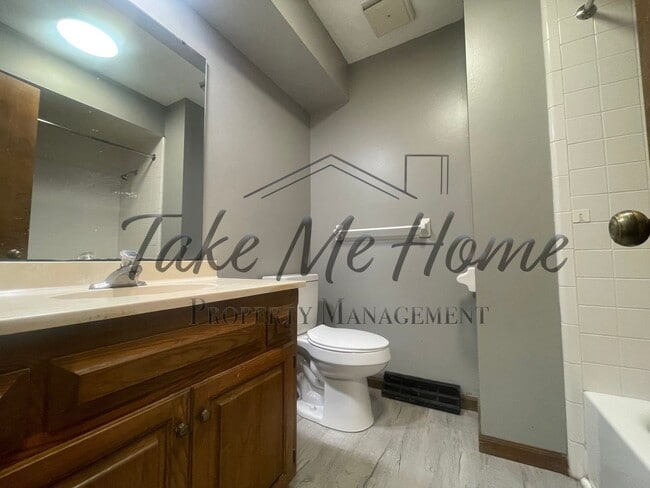 Building Photo - Charming 2-Bed, 2-Bath Duplex in South Springfield – Prime Location!