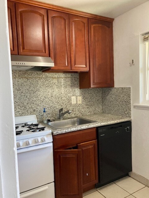 Renovated kitchen - 3213 Alma St