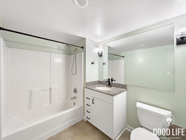 Building Photo - Charming 2BD/1BA Condo in Downtown W/ A/C, W/D, Community Pool, Spa, & Gym!