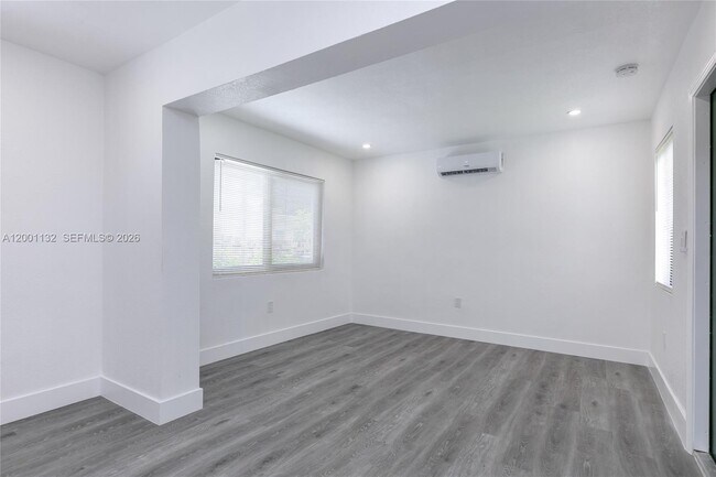 Building Photo - 6125 SW 40th Ct