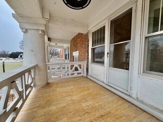 Building Photo - Top-Floor 2 Bedroom Condo in Gated Community with Huge Balcony & Elegant Marble Bath