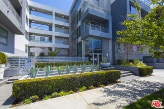 Building Photo - Penthouse Unit Available! Walkers Paradise! Will not Last!