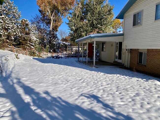 Building Photo - Spacious Tri-Level Home Featuring 4BD/2.5B...