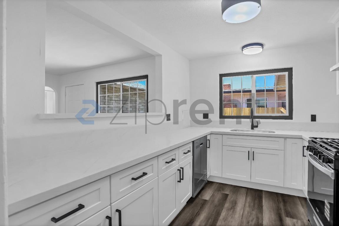 Building Photo - Unit 807