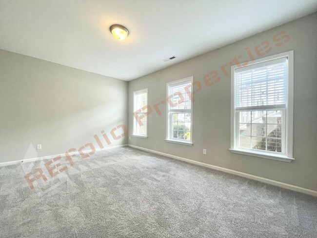 Building Photo - Beautiful End Unit 3 Story 3 bedroom, 3.5 bathroom Townhome with 2 Car-Garage in 540 Townes subdi...