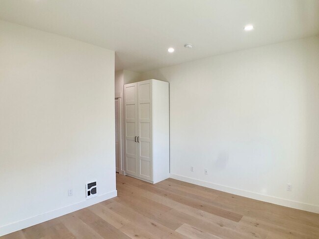 Building Photo - FULLY Remodeled. BRIGHT! In-Unit W/D, Stainless Appliance Package, MODERN!