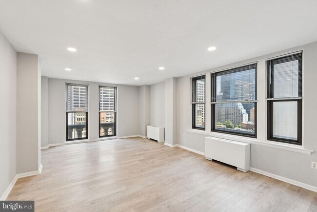 Building Photo - 135 S 19th St