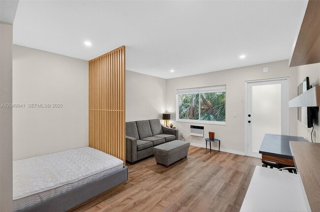 Building Photo - 428 Collins Ave